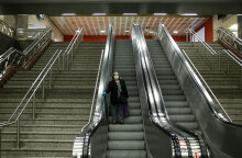 Γυναίκα με μάσκα για τον κορωνοϊό στον σταθμό του Μετρό «Σύνταγμα»