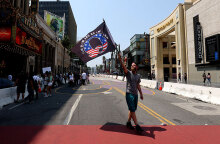 Θιασώτης των θεωριών συνωμοσίας Qanon στο Λος Άντζελες