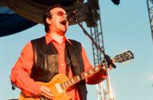 Στιγμιότυπο από τη συναυλία του Elvis Costello στην Αθήνα το 1996