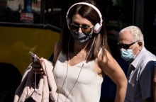 Πολίτες με μάσκα στο κέντρο της Αθήνας 