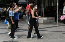 Πολίτες με μάσκα στο κέντρο της Αθήνας 
