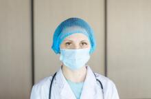 Γιατρός με μάσκα 