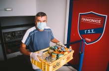 Άνθρωπος που μεταφέρει αναψυκτικά στον ποδοσφαιρικό αγώνα του Πανιωνίου