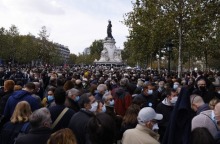 Πολίτες τιμούν τη μνήμη του καθηγητή Σαμιέλ Πατί στη Γαλλία