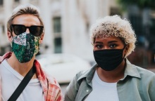 Πολίτες με μάσκα 