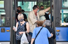 Πολίτες με μάσκα στα Μέσα Μαζικής Μεταφοράς