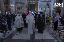 Ο Πάπας Φραγκίσκος με μάσκα για τον κορωνοϊό για πρώτη φορά σε δημόσια λειτουργία