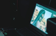 Γυναίκα στην οθόνη του laptop