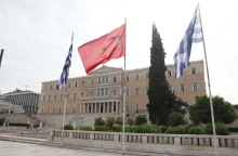 Οι σημαίες της Ελλάδας και της Τουρκίας έξω από την ελληνική Βουλή