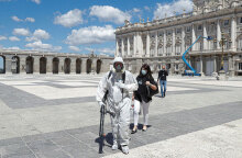 Κορωνοϊός στην Ισπανία: Υπάλληλος με προστατευτική μάσκα για τον κορωνοϊό απολυμαίνει ανοικτό χώρο