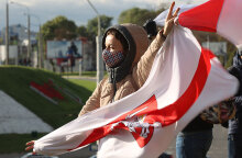 Γυναίκα διαδηλώνει στη Λευκορωσία κατά του καθεστώτος του προέδρου Λουκασένκο