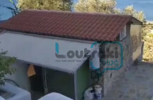 Το σπίτι στο Λουτράκι, στην περιοχή Φλάμπουρο, όπου δολοφονήθηκαν η 43χρονη και ο 42χρονος