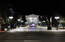 Εικόνα από την άδεια πλατεία Συντάγματος