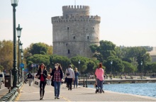 Πολίτες με μάσκα στην παραλία της Θεσσαλονίκης