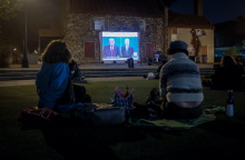 Αμερικανοί πολίτες παρακολουθούν το debate Τραμπ-Μπάιντεν στο Μπρούκλιν