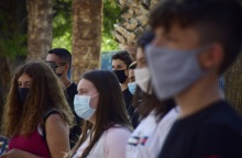 Μαθητές Γυμνασίου με μάσκα