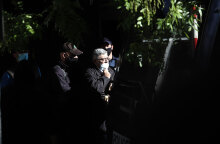 Ο Νίκος Μιχαλολιάκος, αρχηγός της Χρυσής Αυγής, οδηγείται στην κλούβα της Αστυνομίας που θα τον μεταφέρει στις φυλακές Δομοκού