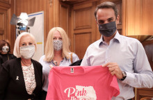 Ο πρωθυπουργός, Κυριάκος Μητσοτάκης, συναντήθηκε με  6 γυναίκες που νίκησαν τον καρκίνο του μαστού 