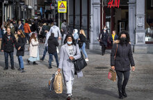 Πολίτες με σακούλες από ψώνια σε κεντρικό δρόμο του Άμστερνταμ