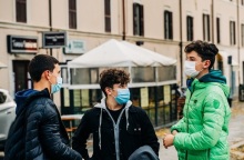 Παιδιά με μάσκες στην Ιταλία