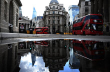 Εικόνα από το Λονδίνο με τα χαρακτηριστικά κόκκινα αστικά λεωφορεία