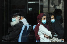 Επιβάτες σε λεωφορείο με προστατευτική μάσκα για τον κορωνοϊό στο Ισραήλ