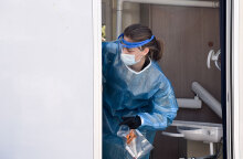 Εργαζόμενη σε κλιμάκιο του ΕΟΔΥ που διενεργεί rapid tests