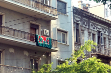 Athens Laundry – Bougada: Εννέα καλλιτέχνες αφήνουν τα έργα τους να φωτογραφηθούν σαν άλλες μπουγάδες σε μπαλκόνια του αθηναϊκού κέντρου