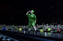 Η τραγουδίστρια Billie Eilish σε ζωντανή εμφάνισή της