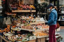 Πολίτες με μάσκα στην Ιταλία 