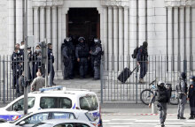 Αστυνομικοί στην είσοδο του καθεδρικού ναού στη Νίκαια της Γαλλίας όπου σημειώθηκε η τρομοκρατική επίθεση