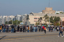 Κορωνοϊός στη Θεσσαλονίκη: Πολίτες περιμένουν να κάνουν rapid test σε κινητά κλιμάκια του ΕΟΔΥ