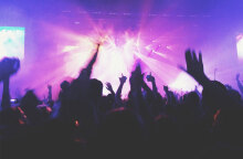 Κόσμος χορεύει σε νυχτερινό μαγαζί (ΦΩΤΟ ΑΡΧΕΙΟΥ)