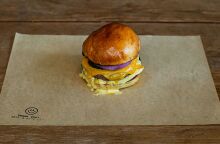 To μοναδικό burger που θα βρεις στο delivery menu του Lost Athens