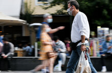 Πολίτες με μάσκα για τον κορωνοϊό στο κέντρο της Αθήνας