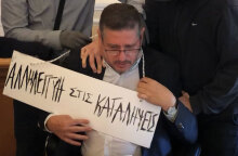 Ο πρύτανης της ΑΣΟΕΕ με την ταμπέλα που του κρέμασαν αναρχικοί στον λαιμό