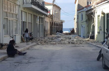 Φονικός σεισμός στη Σάμο - Καταστροφές σε δρόμο στο Καρλόβασι