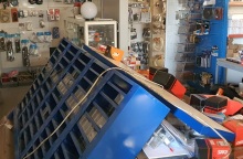 Στιγμιότυπο από τις ζημιές σε κατάστημα μετά τον σεισμό στη Σάμο