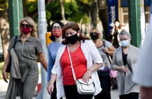 Πολίτες με μάσκα στο κέντρο της Αθήνας 