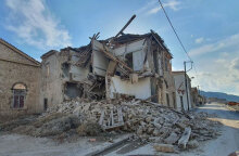 Κατεστραμμένο κτίριο στη Σάμο μετά τον φονικό σεισμό