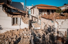 Κατεστραμμένα σπίτια από τον σεισμό στη Σάμο