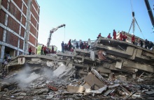 Έρευνες των σωστικών συνεργείων στα χαλάσματα κτιρίου στη Σμύρνη