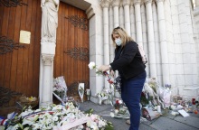 Υπό κράτηση έχουν τεθεί έξι ύποπτοι για τη φονική επίθεση με μαχαίρι στη Νοτρ Νταμ της Νίκαιας, συνεχίζονται οι έρευνες των γαλλικών αρχών