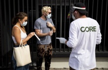 Υψηλό παραμένει το ποσοστό κρουσμάτων κορωνοϊού στις Ηνωμένες Πολιτείες, όπου ο συνολικός αριθμός των θυμάτων της πανδημίας ανέρχεται πλέον σε 229.932. 