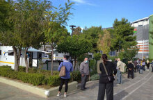 Άγιος Δημήτριος: Πολίτες περιμένουν να κάνουν rapid test για κορωνοϊό