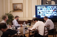 Ο Κυριάκος Μητσοτάκης στην τηλεδιάσκεψη με τους πρυτάνεις