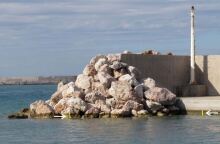  Μόνιμη  τεκτονική  ανύψωση  στο  λιμάνι  Καρλοβασίου