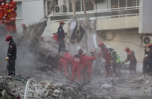 Έρευνες για τον εντοπισμό επιζώντων στα συντρίμμια κτιρίων στη Σμύρνη