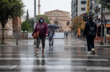 Πολίτες με μάσκα στην Θεσσαλονίκη