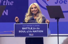 H Lady Gaga στο πλευρό του Μπάιντεν 